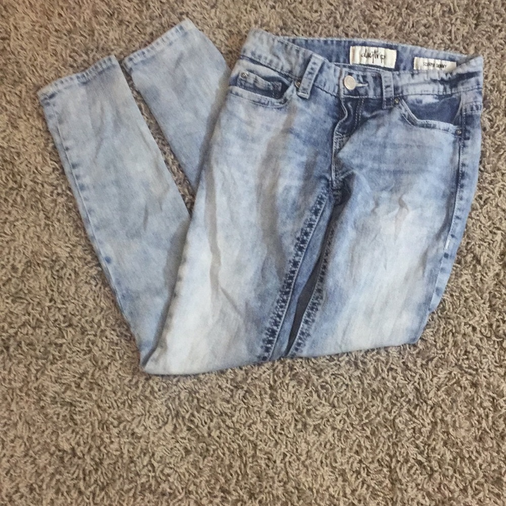 Buckle Distressed Jeans